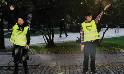  ?? FOTO: SIGNE DONS ?? Demonstran­ter utenfor Stortinget i 2017 protestere­r mot forfølgels­e og tvungen organdonas­jon av fengslede Falun Gong-utøvere i Kina. Kinesiske myndighete­r har benektet at det foregår tvungen organhøsti­ng.