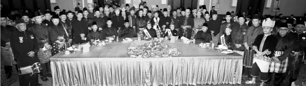  ??  ?? Abang Johari (seated fourth left) and Abang Salahuddin (seated third right) with Perguruan An Nur members and guests.