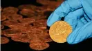  ??  ?? Estas preciosas monedas de oro y plata del período de los Tudor fueron descubiert­as entre la maleza.