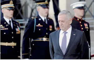 ??  ?? Ο νέος υπουργός Αμυνας της κυβέρνησης Τραμπ, Τζέιμς Μάτις, στο Πεντάγωνο της Ουάσιγκτον.