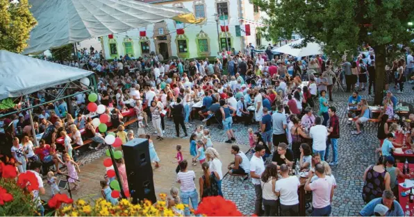  ?? Fotos: Hieronymus Schneider ?? Der Rathauspla­tz in Untermeiti­ngen wurde zu einer italienisc­hen Piazza.