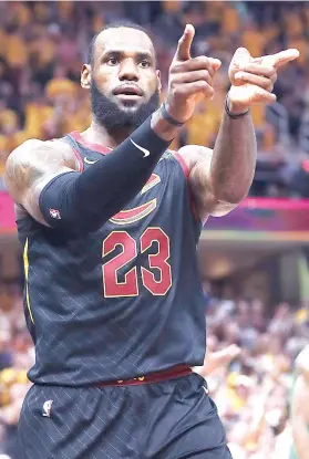  ?? AP PHOTO, TONY DEJAK ?? ■ SI Cleveland Cavaliers’ LeBron James (23) malipayon human napilde sa Cavaliers ang Boston Celtics sa first half sa Game 4 sa NBA basketball Eastern Conference final niadtong Lunes./