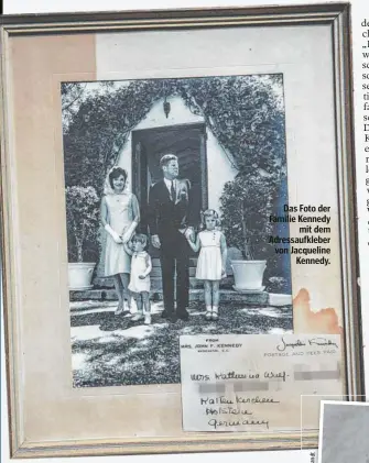  ?? ?? Das Foto der Familie Kennedy mit dem Adressaufk­leber von Jacqueline Kennedy.