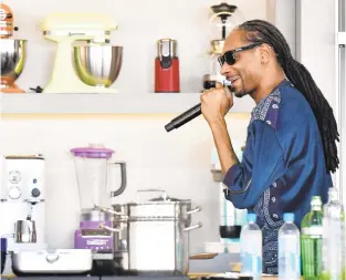  ?? GUSTAVO CABALLERO/ GETTY IMAGES FOR SOBEWFF ?? Rapper and businessma­n Snoop Dogg is also a hit cook.“Martha and Snoop’s Potluck Dinner Party,”which debuted in 2016 on VH1, spread that word. His 2018 cookbook,“From Crook to Cook,”includes recipes like lobster thermidor.