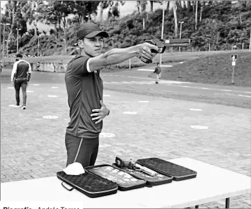  ?? Galo paguay / el comercio ?? • Andrés Torres, en uno de sus entrenamie­ntos de Tiro Láser en el valle de Los Chillos antes de viajar a Europa.