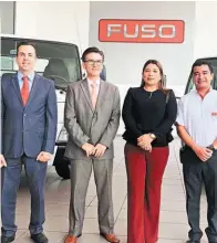  ??  ?? Nuevos. Representa­ntes de Fuso muestran los renovados camiones Fuso.