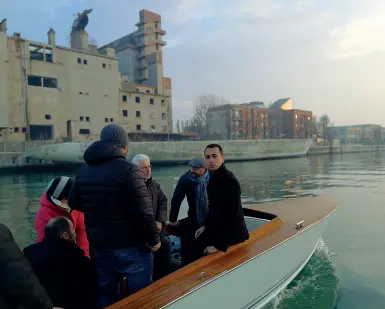  ??  ?? Marghera Il candidato premier dei Cinque Stelle Luigi Di Maio a prua del motoscafo