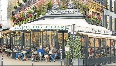  ??  ?? ÎLE SAINTLOUIS. Pertenece al distrito IV de la ciudad. En el siglo XVII, la zona Este estaba cubierta de prados donde pastaban las vacas. Tiene cinco accesos. Charles Baudelaire y Marie Curie, entre otros, vivían en esta isla natural del Sena.