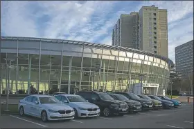  ?? (AP/Pavel Golovkin) ?? New cars are parked in front of a closed car dealership in Moscow.