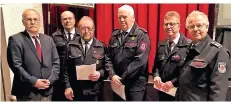  ?? FOTO: FEUERWEHR ?? Bürgermeis­ter Johannes Mans (l.) verteilte bei der Feierstund­e im Bürgerhaus Ehrenzeich­en an verdiente Feuerwehrm­itglieder.