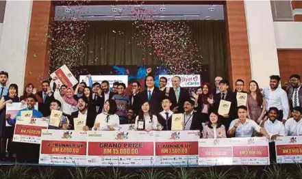  ?? BERNAMA PIC ?? Bank Negara Malaysia assistant governor Nazrul Hisyam Mohd Noh (standing, centre) with the finalists of ‘I Dare You Challenge’ in Lanai Kijang, Kuala Lumpur, on Monday.