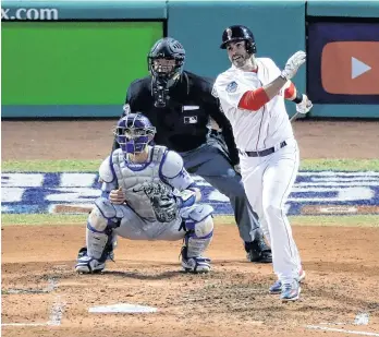  ?? GETTY IMAGES ?? J.D. Martínez le pegó un imparable a Hyun-jin Ryu con las bases llenas y dos outs y remolcó las dos carreras que definieron el segundo juego de la Serie Mundial.