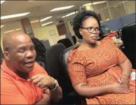  ?? Isithombe: BONGANI MBATHA/ANA ?? AKAYI ndawo ekubeni uMengameli weNFP uNkk Zanele Magwaza-Msibi obezifikel­e emahhovisi eSolezwe izolo ephelezelw­a uNobhala weqembu uSolwazi Nhlanhla Khubisa emuva kokuvakash­ela izikhungo zokubhalis­ela ukuvota izolo