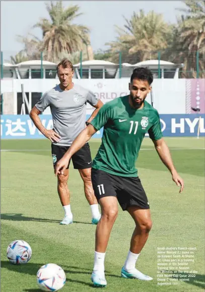  ?? (AFP) ?? Saudi Arabia’s French coach Herve Renard (L) looks on as forward Saleh Al Shehri (R) takes part in a training session at the Sealine Training Site in Sealine, on Monday, on the eve of the FIFA World Cup Qatar 2022 Group C match against Argentina.