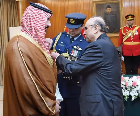  ?? TOP HONOR
APP ?? President Asif Ali Zardari confers on Saudi Defense Minister Prince Khalid bin Salman the Nishan-e-Pakistan award in Islamabad on Saturday.