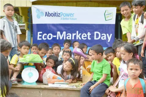  ?? INVOLVING COMMUNITIE­S. ?? Hedcor campaigns for proper waste segregatio­n and recycling among its host communitie­s through activities like eco-market day