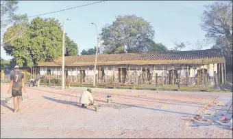  ??  ?? En Luque, están muy apurados por terminar la plazoleta que se construye en el patio ferroviari­o, mientras la antigua estación de la época de los López se cae a pedazos.