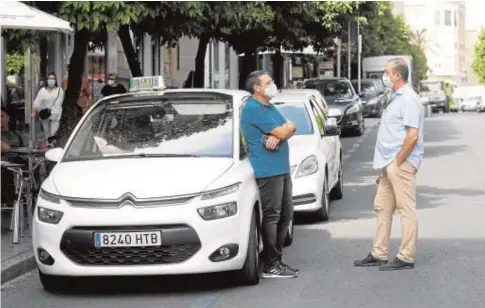  ?? VALERIO MERINO ?? Taxistas cordobeses en una parada del Centro de la ciudad