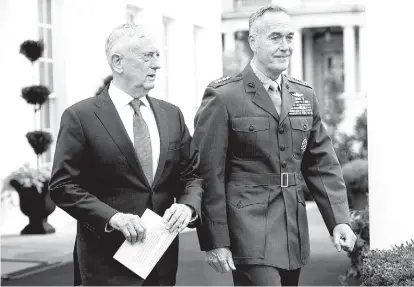  ?? NICHOLAS KAMM/AFP ?? El secretario de Defensa de EU, James Mattis, y el general Joseph Dunford, en la Casa Blanca.