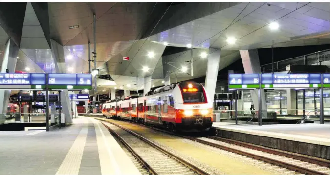  ??  ?? Die Schnellbah­n fährt auf der Stammstrec­ke Wien Floridsdor­f und Wien Meidling als Nacht-S-Bahn ohne Ruhepause bis nach Mödling bzw. sogar bis Wiener Neustadt