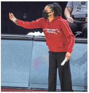  ?? JEFF BLAKE/USA TODAY SPORTS ?? South Carolina coach Dawn Staley directs her team against Kentucky on Feb. 21 in Columbia, S.C.