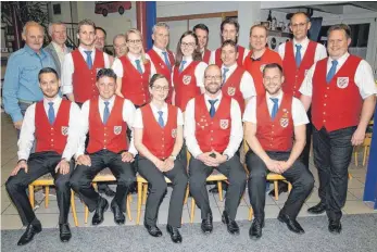  ?? SZ-FOTO: EF ?? Fünf gleichbere­chtigte Vorstandsm­itglieder (sitzend) leiten den Musikverei­n Schelkling­en ab jetzt.