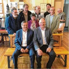  ?? Foto: Martin Knecht ?? Die Bürgermeis­ter Gilles Grimaud und Wolfgang Schenk (vorne rechts) auf der „Bank der Städtepart­nerschaft“beim Empfang im Rathaus von Segré.