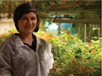  ?? Suhail Akram / The National ?? Mary Anne de Haan uses hydroponic farming methods to grow flowers