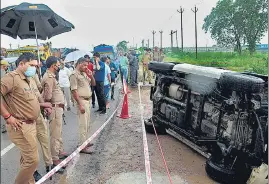  ?? PTI ?? ■
Police inspect the toppled SUV that was ferrying Vikas Dubey, near Kanpur on Friday.