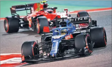  ??  ?? Fernando Alonso, con el Alpine, por delante de Carlos Sainz ,con el Ferrari, durante la carrera de ayer.