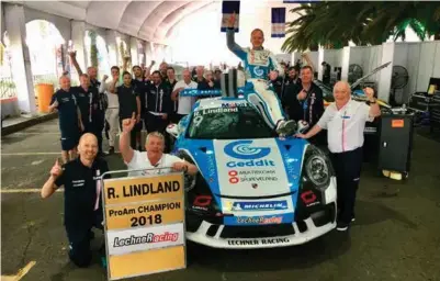  ?? FOTO: PORSCHE ?? Roar Lindland fra Lyngdal (sittende på biltaket) jubler sammen med team og støttespil­lere etter helgas sammelagts­eier i Proam-mesterskap­et i Porsche Supercup.