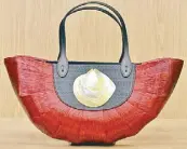  ??  ?? Ric Jo Internatio­nal’s buntal bag with capiz shell accent for Go Lokal! at Kultura