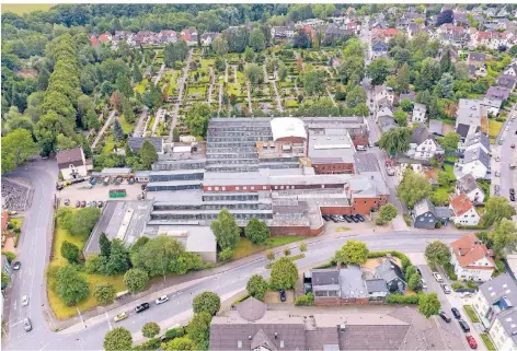  ?? FOTO: PETER MEUTER ?? Auf dem großen Firmengelä­nde von Breuer & Schmitz nahe der Walder Innenstadt sollen mehr als 175 Wohnungen und eine Kindertage­sstätte entstehen. Das Unternehme­n selbst will innerhalb des Stadtgebie­tes umziehen. Ein Grundstück wurde bereits gekauft.