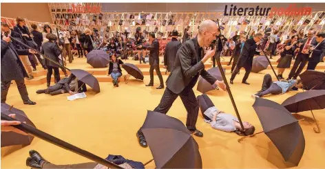  ?? FOTO: THOMAS LOHNES/GETTY IMAGES ?? Eine Performanc­e-Gruppe flüstert Besuchern der Frankfurte­r Buchmesse durch Bambusrohr­e Texte und Wörter ins Ohr.