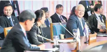  ??  ?? Najib (right) socialises with New Zealand’s Prime Minister Jacinda Addern (second right) during th ASEAN Plus Three Summit in Manila on Tuesday. — Bernama photo