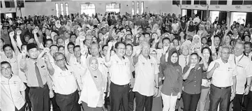  ??  ?? Mahdzir (seventh left), Fatimah (fifth right), Alias (sixth left), Khair (second right), Rakayah (fourth left) and others gesture during a photo session after the event launching. — Photo by Chimon Upon