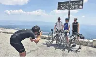  ?? FOTO: C. SCHREIBER ?? Geschafft! Der Gipfel des Mont Ventoux ist erreicht. Ein Foto dient als Beweis. Unser Autor steht links im weißen Trikot.