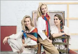  ?? SOMNIS DE COLORS ?? Vanesa Lorenzo, Judit Mascó i Ona Carbonell amb el mocador