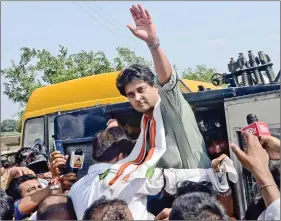  ?? IANS ?? Congress leader Jyotiradit­ya Scindia detained in Dhodar, Madhya Pradesh, while he was on his way to Mandsaur to meet the families of the farmers killed in police firing, on 13 June.