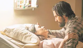  ?? FOTO: NBC ?? Werden Eltern: Rebecca (Mandy Moore) und Jack (Milo Ventimigli­a). Sie werden drei Kinder haben, deren späteres Leben im Mittelpunk­t der Serie steht.