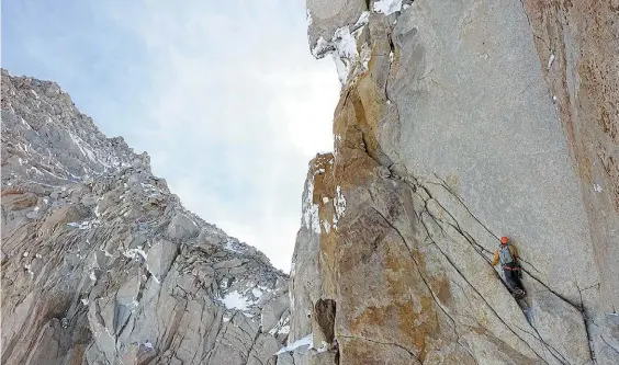  ??  ?? En la pared. Colin Haley en plena trepada y cerca de la cumbre del Fitz Roy. La montaña, en la provincia de Santa Cruz, tiene 3.405 metros de alto.