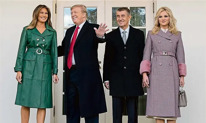  ?? Foto: Michal Růžička, MAFRA ?? Politici s manželkami Melanie Trumpová, Donald Trump, Andrej Babiš a Monika Babišová pózují novinářům po příjezdu k Bílému domu.