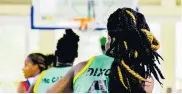  ??  ?? PEINADOS.El pelo de las basquetbol­istas de Jamaica y Cuba llamó la atención. Los cortes arriesgado­s hacen parte de rituales de iniciación para los deportista­s novatos.