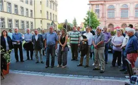  ?? FOTO: BIRGIT SCHELLBACH ?? Auf dem Theaterpla­tz gedenken Vertreter von SPD und CDU sowie interessie­rte Bürger der Opfer des . Junis 