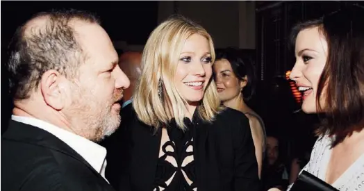  ?? AFP ?? Harvey Weinstein conversa acá con las actrices Gwyneth Paltrow y Liv Tyler en el “after-party” de ‘Iron Man’ en el 2008. Paltrow luego denunció de invitarla a su habitación de hotel y hacerle propuestas sexuales.