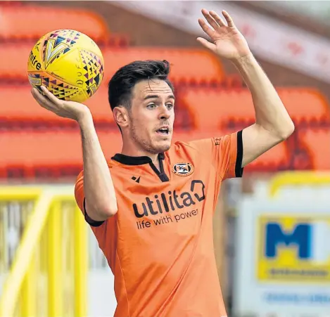  ?? Pictures: Mhairi Edwards/SNS Group. ?? Left: Players Liam Smith and Jamie Robson with Tony McAulay, manager of Dundee North End. Above: Smith in action during United’s friendly against Livingston at the weekend.