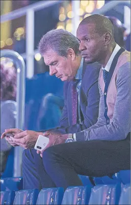  ?? FOTO: PERE PUNTÍ ?? Pep Segura y Eric Abidal rastrean el mercado en busca de un nueve