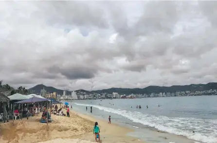  ??  ?? En el puerto de Acapulco el mal clima obligó a cerrar la la navegación y la pesca ribereña