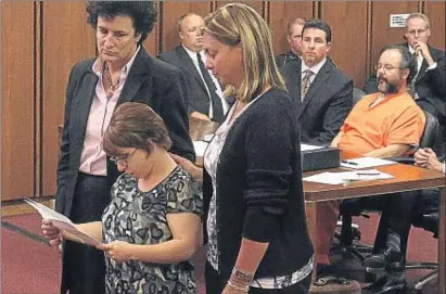  ?? AARON JOSEFCZYK / REUTERS ?? Michelle Knight (izquierda) leyendo su testimonio; Ariel Castro, con mono naranja, escucha detrás