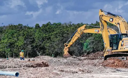  ?? Billy Calzada / Staff photograph­er ?? An earthmover is seen at work. In theory, the city’s tree ordinance is to protect all heritage trees — large, old-growth trees of 24 inches in diameter or greater.